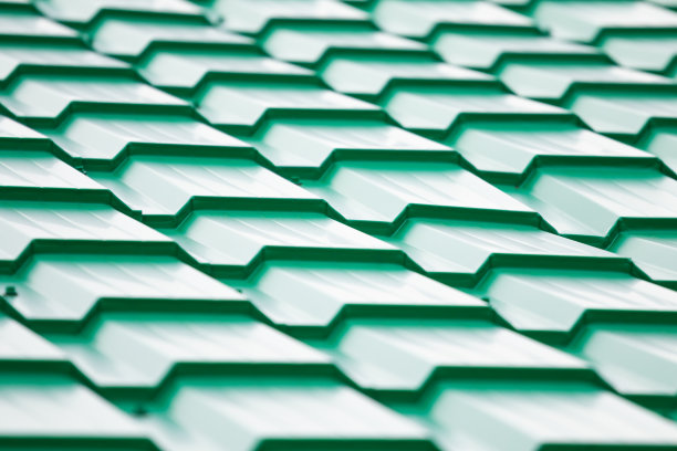 背景的纹理是一个金属绿色屋顶，通过特写金属从轮廓到整个屏幕的对角线拍摄，建筑材料的几何重复模式。高质量的图片下载