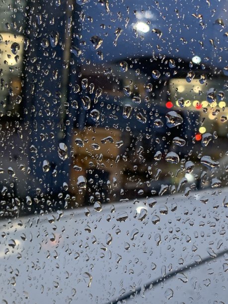 雨水在玻璃表面的独特照片图片下载