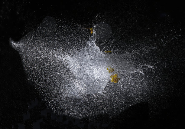 黑色背景下充满水的气球爆炸，高速摄影，令人耳目一新图片下载