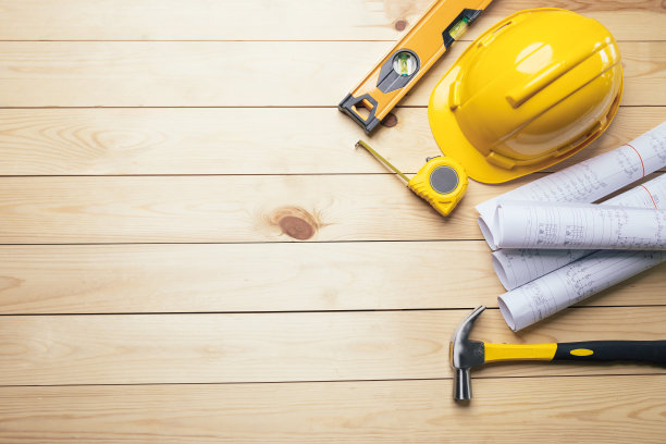 安全工作。标准施工现场防护设备以俯视图木为背景，平铺，复制空间，安全第一的理念。图片下载