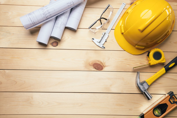 安全工作。标准施工现场防护设备以俯视图木为背景，平铺，复制空间，安全第一的理念。图片下载