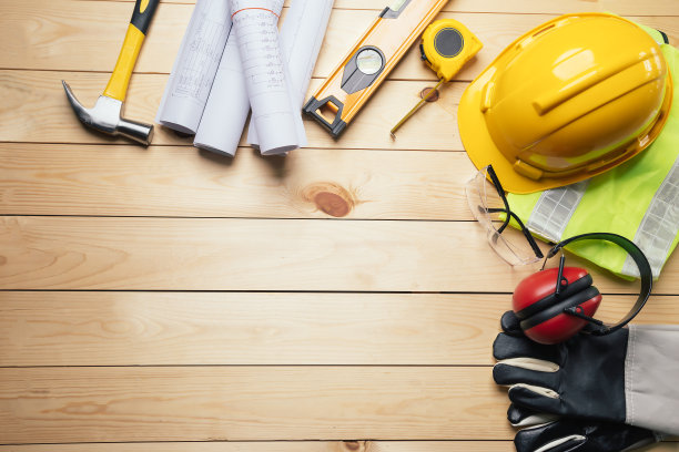 安全工作。标准施工现场防护设备以俯视图木为背景，平铺，复制空间，安全第一的理念。图片下载