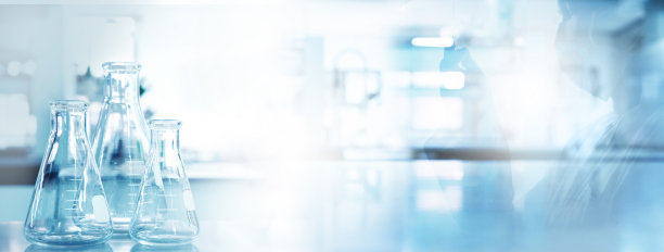 烧瓶和阴影的科学家与保护眼镜手套在医学科学实验室蓝色旗帜的背景图片下载