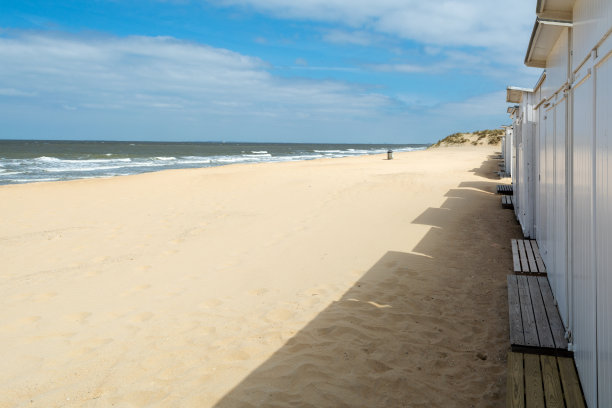 比利时小镇Knokke-Heist的黄色沙滩，奢华的夏日度假胜地图片下载
