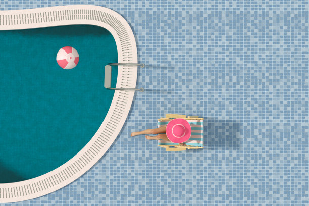 年轻女子在游泳池晒日光浴，暑期概念图片下载