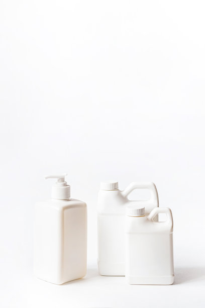 环保家用清洁剂，白色瓶子，白色背景。套不同塑料瓶的清洁产品。图片下载