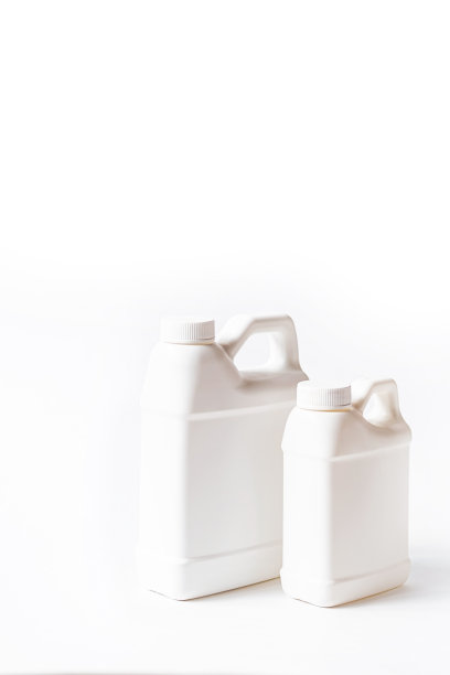 环保家用清洁剂，白色瓶子，白色背景。套不同塑料瓶的清洁产品。图片下载