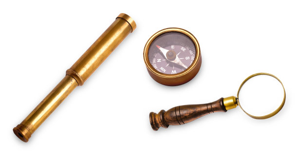 白色背景上的旧望远镜图片下载