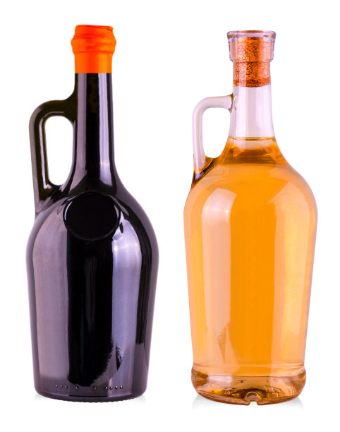 酒瓶与葡萄酒孤立在白色背景。图片下载