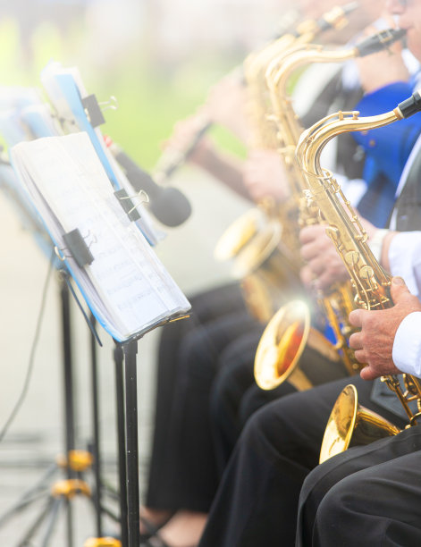 有选择性的重点。音乐家们穿着外套在街上演奏图片下载