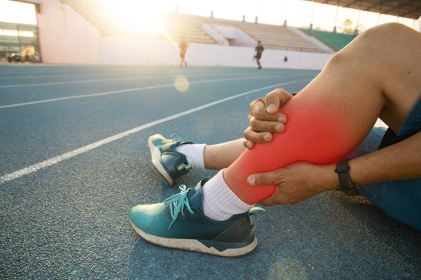天啊，他在体育场跑步的时候小腿都疼。图片下载