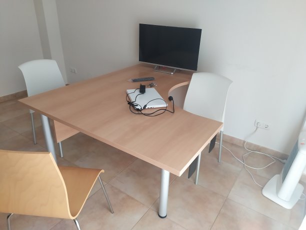 一张带椅子的办公桌，一台笔记本电脑，一台电视和一个炉子图片下载