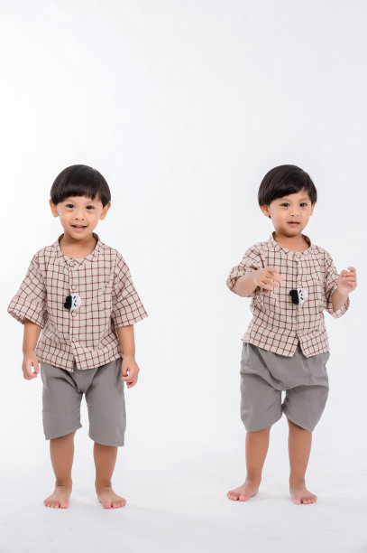 工作室肖像双胞胎孩子在一个白色的背景。一对有趣的同卵兄弟，背景是白色。双胞胎男婴。图片下载