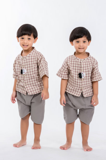 工作室肖像双胞胎孩子在一个白色的背景。一对有趣的同卵兄弟，背景是白色。双胞胎男婴。图片下载