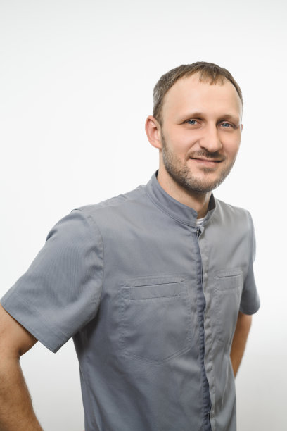 肖像友好的灰色医生在灰色长袍孤立在白色的背景图片下载