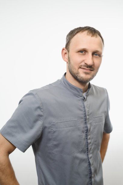 肖像友好的灰色医生在灰色长袍孤立在白色的背景图片下载