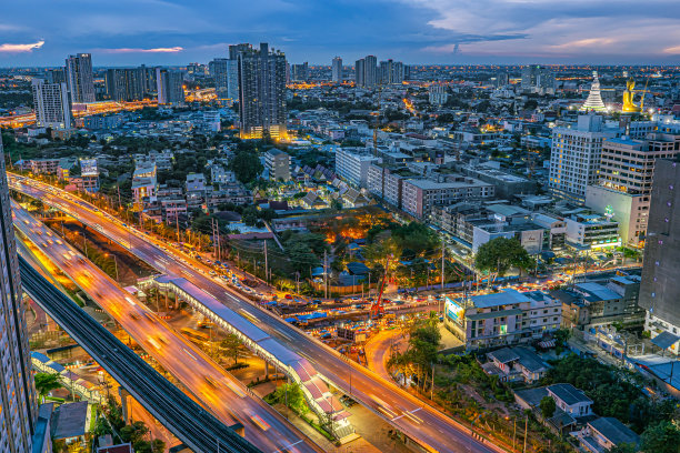 商业财富理念，都市景观是现代都市生活方式的黄昏，摩天大楼上的顶景，展示灯光上的技术交流理念。抽象的背景。图片下载
