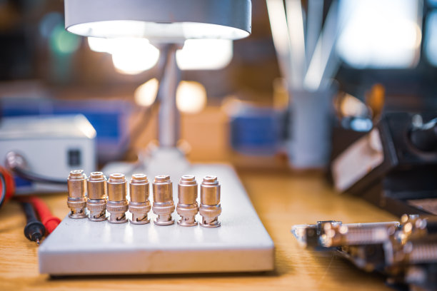 现代显微镜，连接器组件和大型绿色微电路在车间实验室图片下载