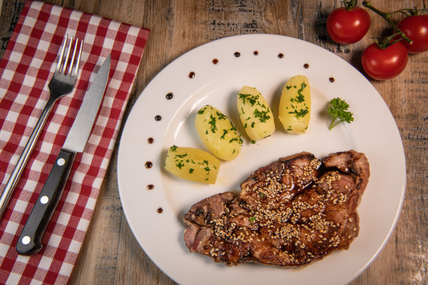 涂上蜂蜜和香醋的猪排，用黄油和欧芹蒸土豆图片下载