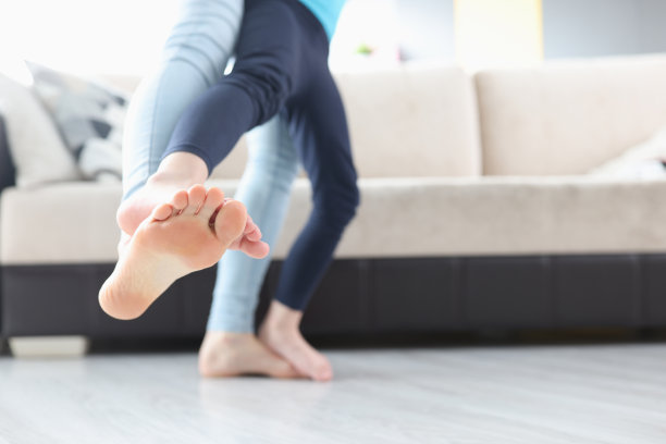 母亲和女儿在地板上赤脚跳舞一起特写图片下载