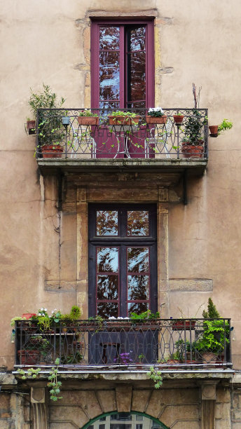 高高的窗户图片下载