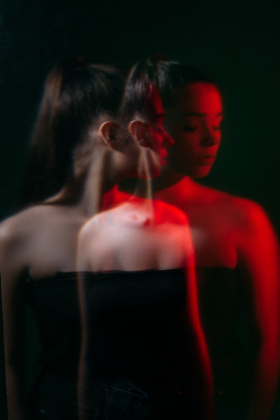 女性的二元性，双重曝光，红光下的女性图片下载