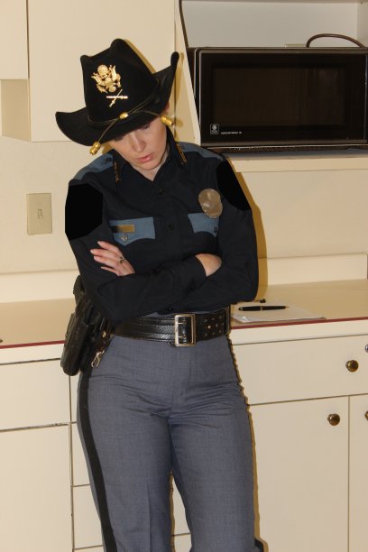 戴西礼帽的女警官图片下载