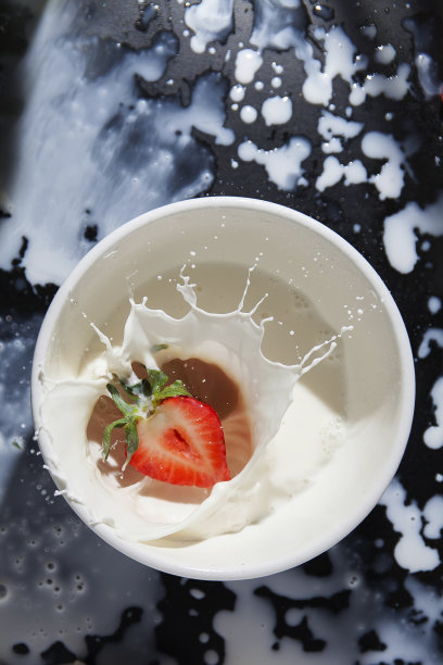 鲜红草莓扑通一声掉进牛奶里图片下载