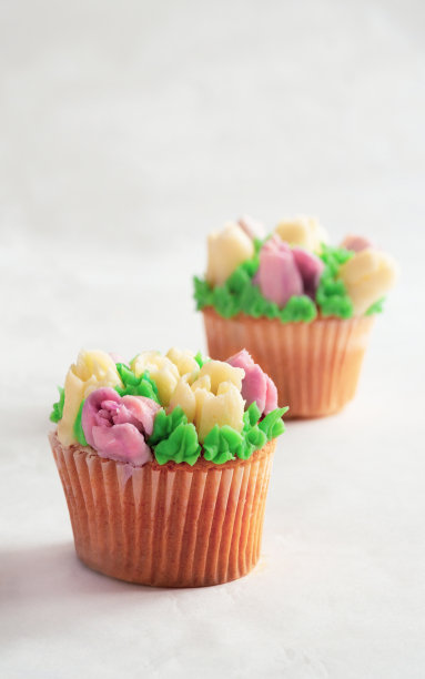 纸杯蛋糕配奶酪和装饰的照片。图片下载
