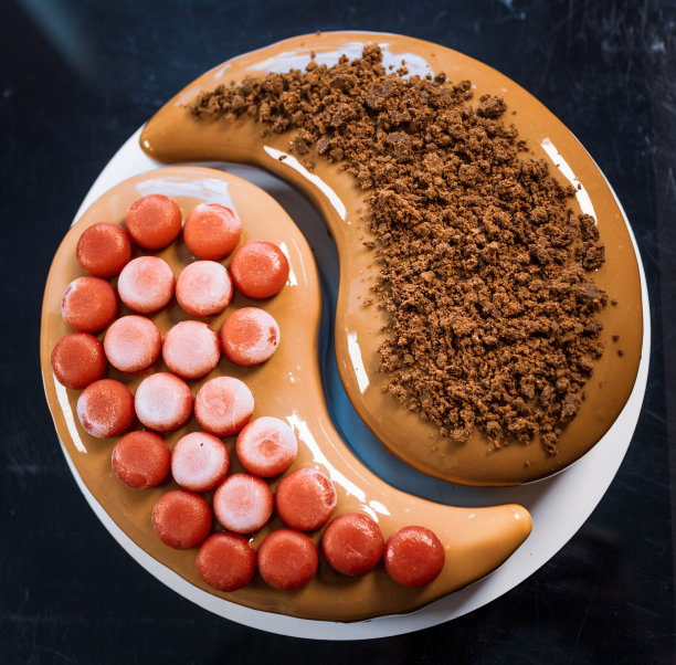 奇妙美味的阴阳饼在家庭厨房黑色光滑的表面图片下载