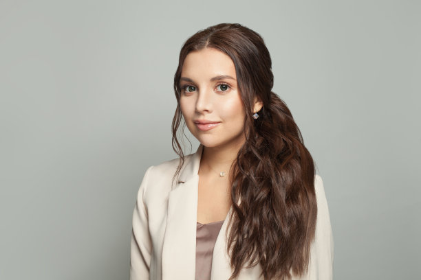 可爱的女人深褐色的米色西装肖像图片下载