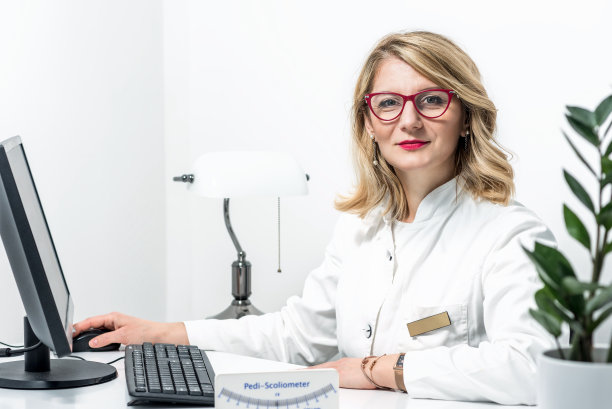 女内科医生在她的办公室图片下载