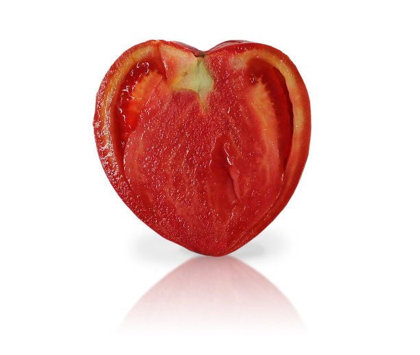 心形番茄特写。在白色背景上孤立切下的莴苣、蕃茄片图片下载