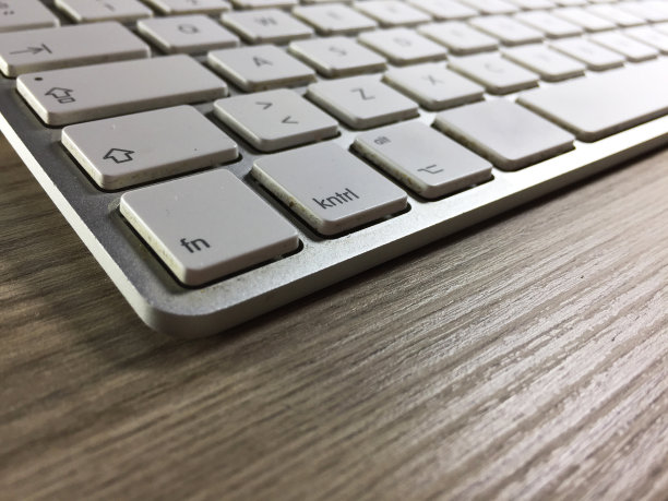 电脑键盘在桌子上图片下载