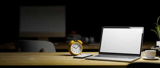 3D渲染，笔记本电脑的模型屏幕在木桌上，智能手机，杯子和时钟在晚上图片下载