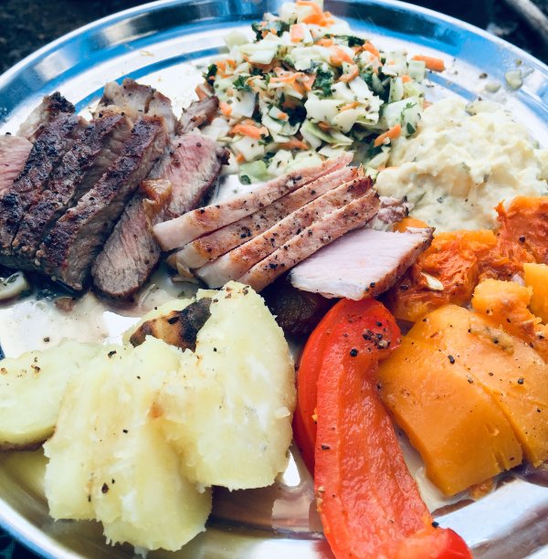 美食篝火晚餐。图片下载