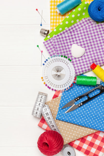 缝纫和家庭针线活。在白色背景上缝纫用的明亮的棉织品和配件的组合。DIY的概念。俯视图图片下载
