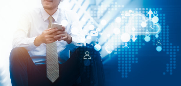 商人使用智能手机连接全球网络和数据客户连接。多媒体技术的全景横幅与复制空间图片下载