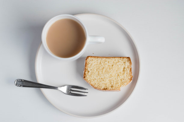 一片柠檬蛋糕和一杯茶图片下载