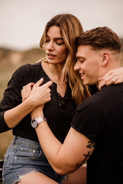 一对相爱的年轻夫妇的肖像图片下载