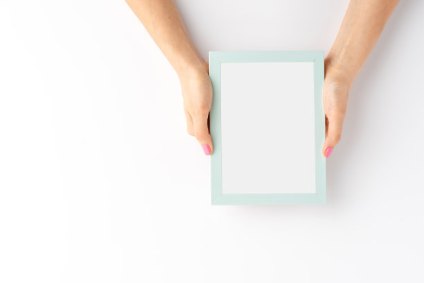女性双手显示空白的相框在白色的背景。近距离图片下载