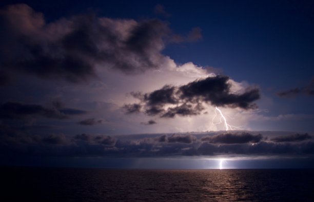 大堡礁上空的热带闪电图片下载