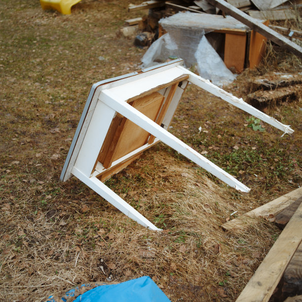 废弃的木头桌子图片下载