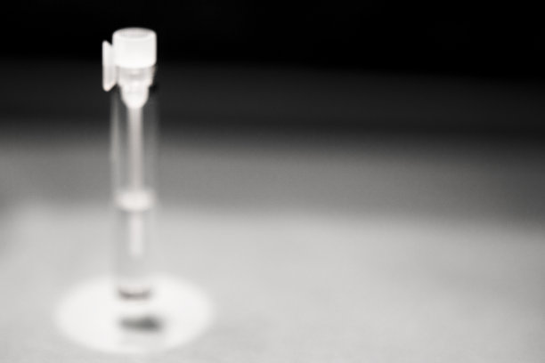 装有香水样品的玻璃瓶。没有人。本空间图片下载