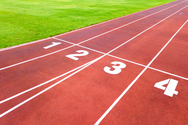 体育场鸟瞰图，红色跑道上有数字，绿色草地足球场。图片下载