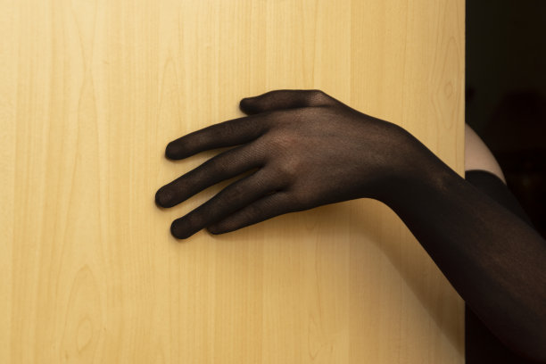 把黑色尼龙手套放在房门上诱入一个甜蜜的陷阱图片下载