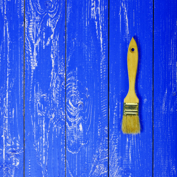 建筑，修理，工具-画笔在一个深蓝色的木材背景图片下载
