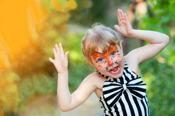 滑稽女孩的肖像与脸部彩绘图片下载