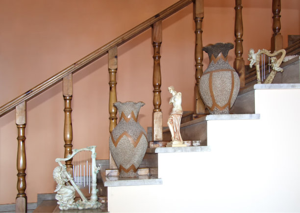 装饰花瓶和小雕像的木制楼梯图片下载