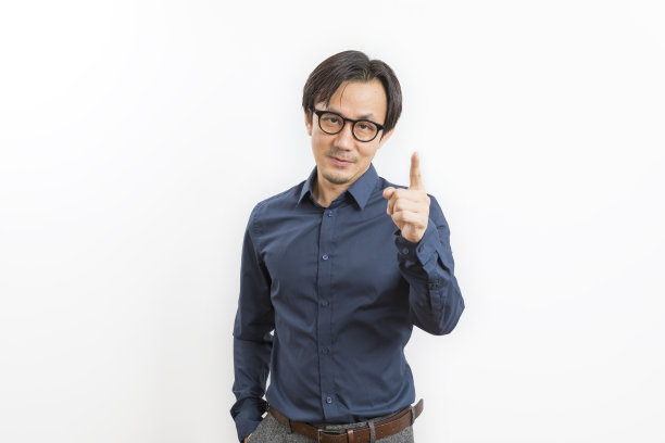 中年亚洲人穿着黑色衬衫与快乐和成功的感觉图片下载